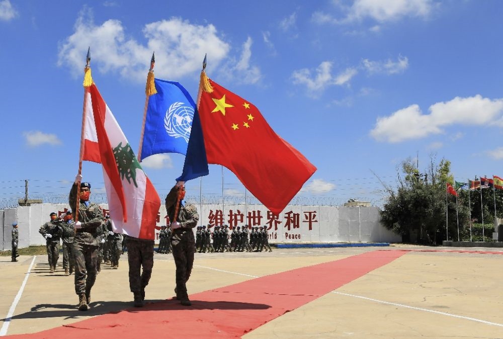 ↑在黎巴嫩南部辛尼亞村的中國維和部隊營區(qū)，中國維和部隊官兵在受勛后通過觀禮臺（2022年7月1日攝）。新華社記者 劉宗亞 攝