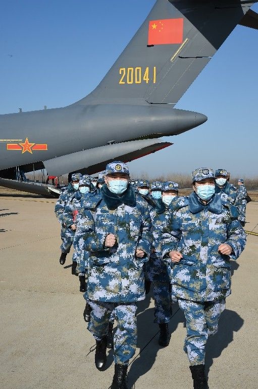 ↑2020年2月17日，一批軍隊支援湖北醫(yī)療隊員抵達(dá)武漢天河機(jī)場。新華社記者 黎云 攝