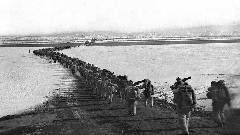 △1950年10月，抗美援朝志愿軍隊伍雄赳赳、氣昂昂跨過鴨綠江。
