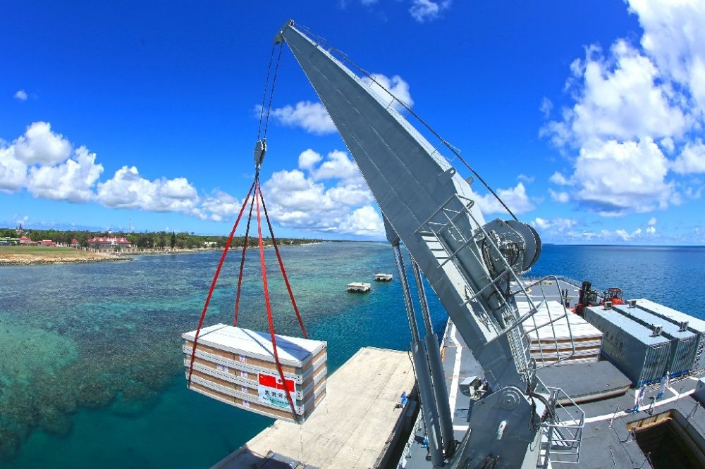 ↑赴湯加執(zhí)行運(yùn)送救災(zāi)物資任務(wù)的中國海軍艦艇編隊在努庫阿洛法港卸載移動板房（2022年2月19日攝）。新華社發(fā)（薛成清 攝）