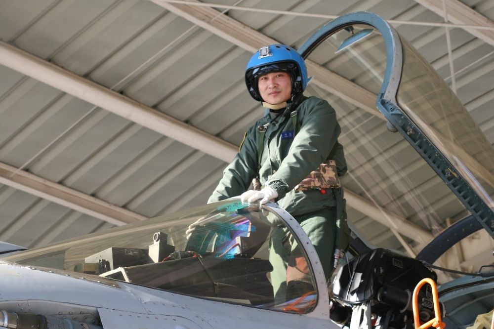 ↑海軍某艦載航空兵部隊原一級飛行員張超（2016年1月27日攝）。新華社發(fā)