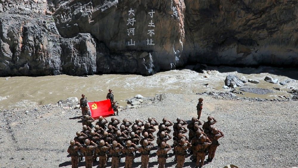 ↑某邊防團(tuán)官兵在“大好河山 寸土不讓”標(biāo)語前舉行重溫入黨誓詞儀式（資料照片）。新華社發(fā)（鄭曉林 攝）
