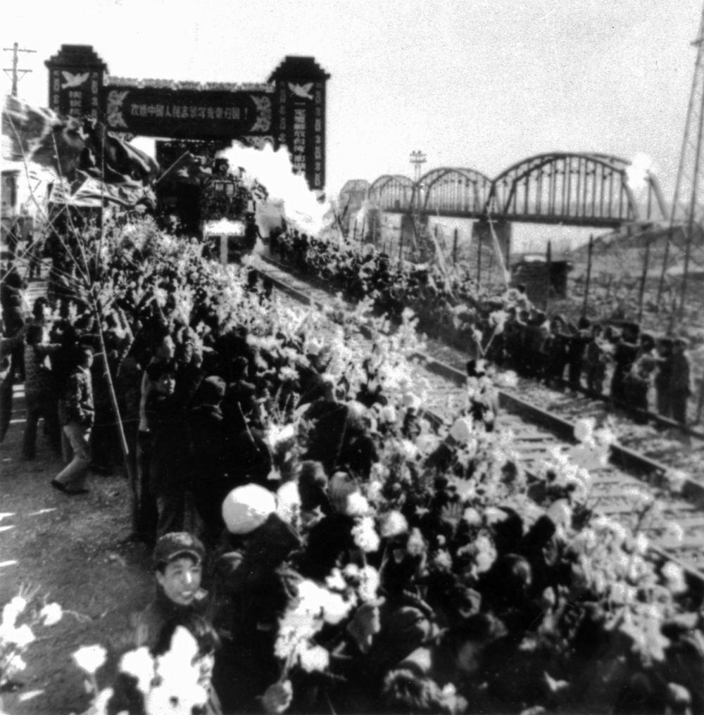△1958年10月26日，列車駛過鴨綠江畔的凱旋門，中國人民志愿軍戰(zhàn)士回到祖國懷抱。