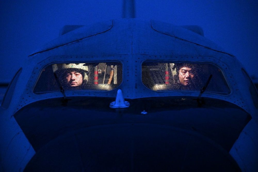 ↑空軍航空兵某團(tuán)飛行二大隊飛行員準(zhǔn)備夜間飛行（2023年2月17日攝）。新華社發(fā)（余紅春 攝）
