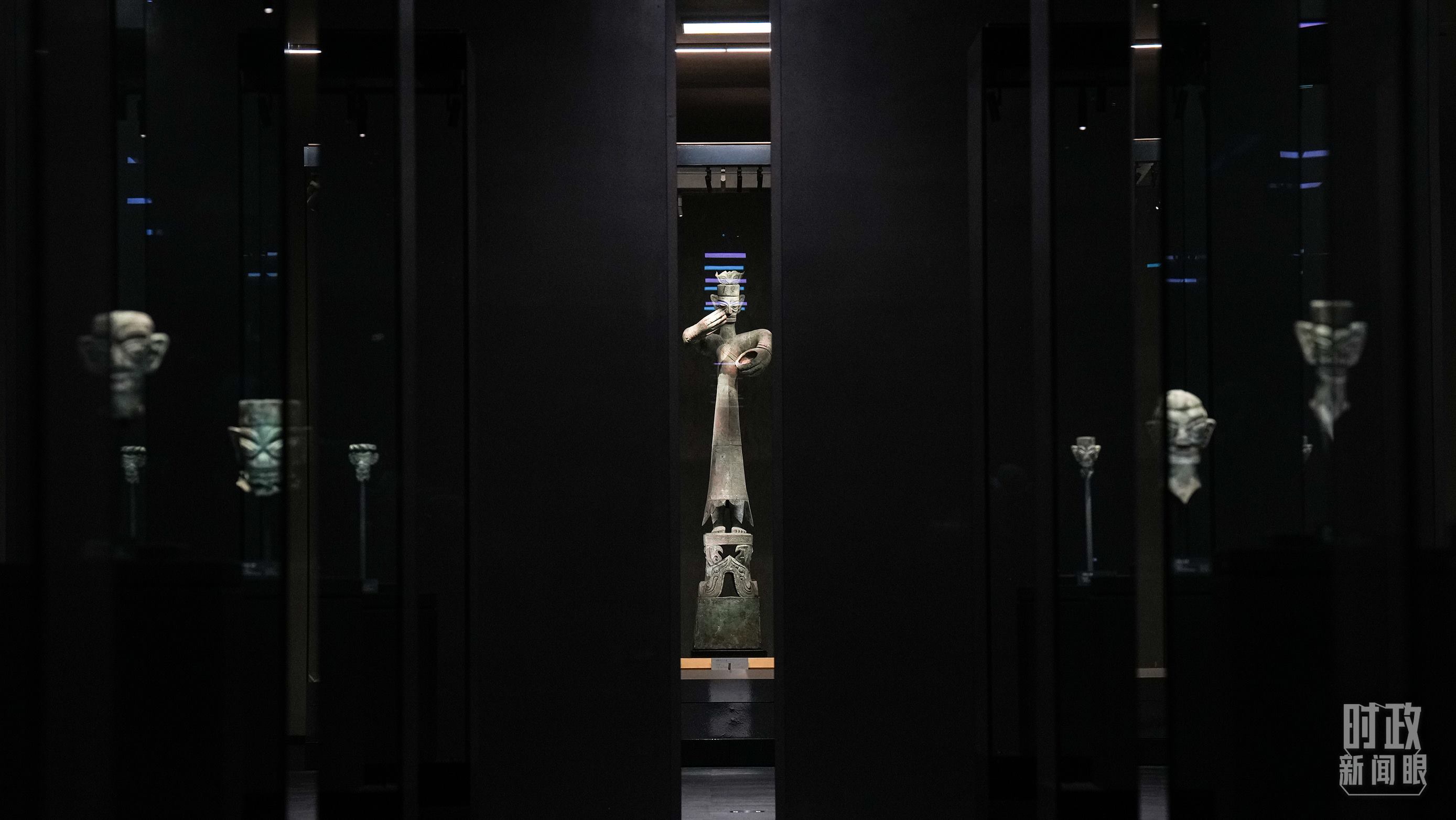 △三星堆出土的青銅大立人像。（總臺國廣記者李晉拍攝）