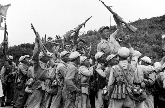  這是中國(guó)人民志愿軍和朝鮮人民軍一起歡慶戰(zhàn)斗勝利。新華社發(fā)（資料照片）