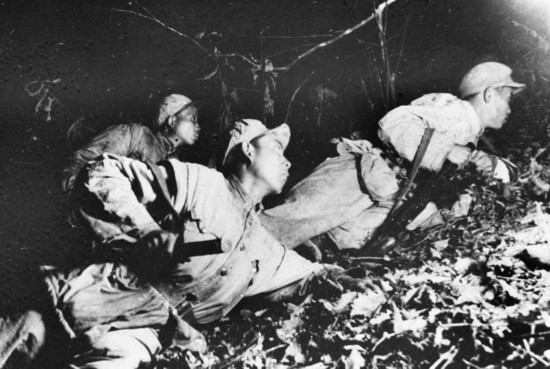 在1952年秋季的上甘嶺戰(zhàn)役中，堅(jiān)守在坑道里的戰(zhàn)士準(zhǔn)備夜間出擊。新華社發(fā)（資料照片）