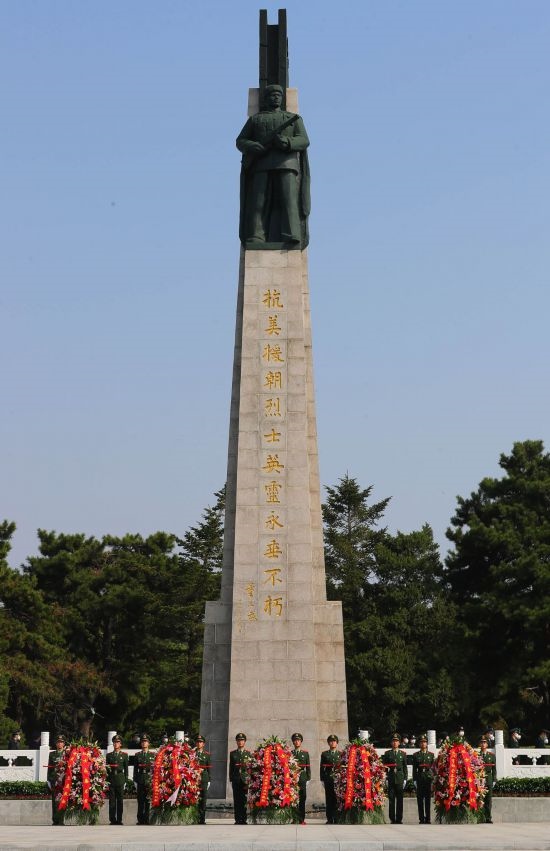 2022年9月30日，遼寧省暨沈陽市向烈士紀(jì)念碑敬獻(xiàn)花籃儀式在沈陽抗美援朝烈士陵園紀(jì)念碑廣場(chǎng)舉行。新華社記者 楊青 攝