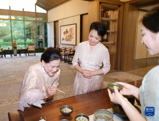 7月27日下午，國(guó)家主席習(xí)近平夫人彭麗媛在四川成都會(huì)見(jiàn)陪同印度尼西亞總統(tǒng)佐科來(lái)華出席第31屆世界大學(xué)生夏季運(yùn)動(dòng)會(huì)開(kāi)幕式并訪華的總統(tǒng)夫人伊莉亞娜。這是彭麗媛邀請(qǐng)伊莉亞娜觀看茶藝表演，并同伊莉亞娜親切茶敘。新華社記者 丁林 攝
