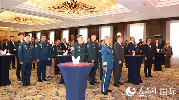 中國(guó)駐蒙古國(guó)使館慶祝建軍96周年招待會(huì)現(xiàn)場(chǎng)。人民網(wǎng)記者 霍文攝