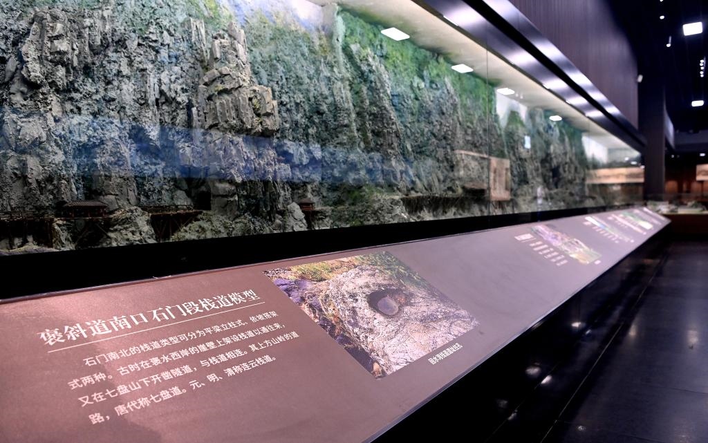 近日拍攝的陜西省漢中市博物館褒斜古棧道陳列室。新華社記者 劉瀟 攝