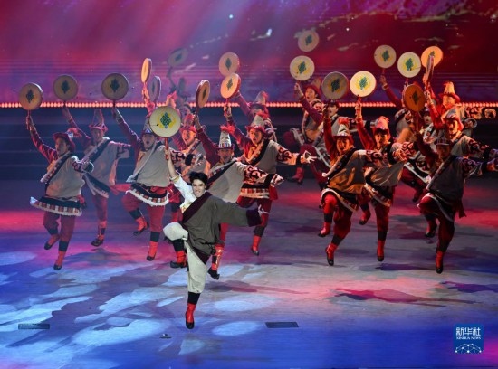 7月29日，演員在聯(lián)歡會(huì)現(xiàn)場(chǎng)表演舞蹈。新華社記者 蔡湘鑫 攝