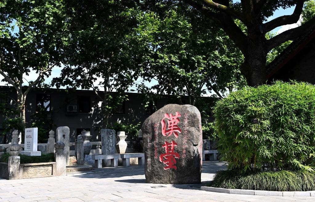 近日拍攝的陜西省漢中市博物館內(nèi)的“漢臺(tái)”石碑。新華社記者 劉瀟 攝
