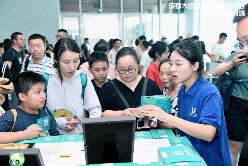 在特許商品零售店挑選“蓉寶”的顧客。人民網(wǎng)記者 朱虹攝