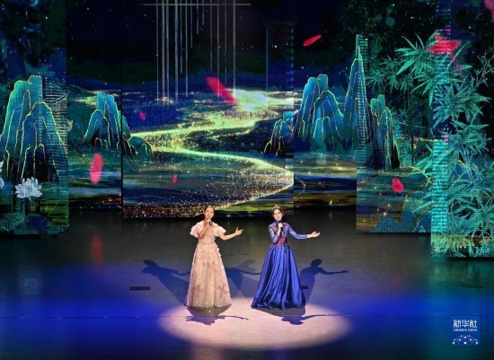 7月29日，演員在聯(lián)歡會(huì)現(xiàn)場(chǎng)演唱。新華社記者 蔡湘鑫 攝