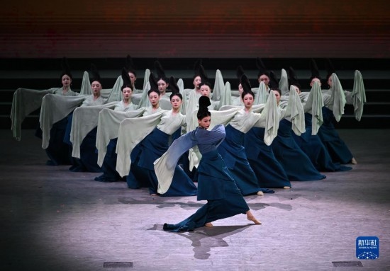 7月29日，演員在聯(lián)歡會(huì)現(xiàn)場(chǎng)表演《只此青綠》。新華社記者 蔡湘鑫 攝