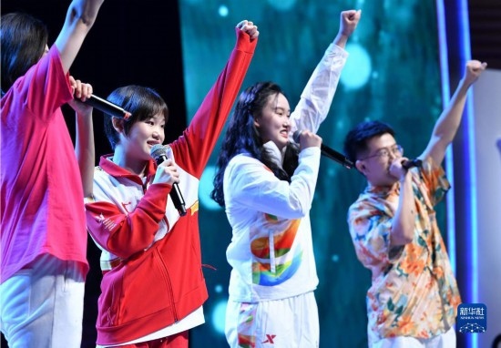 7月29日，中國(guó)運(yùn)動(dòng)員張家齊（左二）在聯(lián)歡會(huì)現(xiàn)場(chǎng)演唱。新華社記者 張端 攝