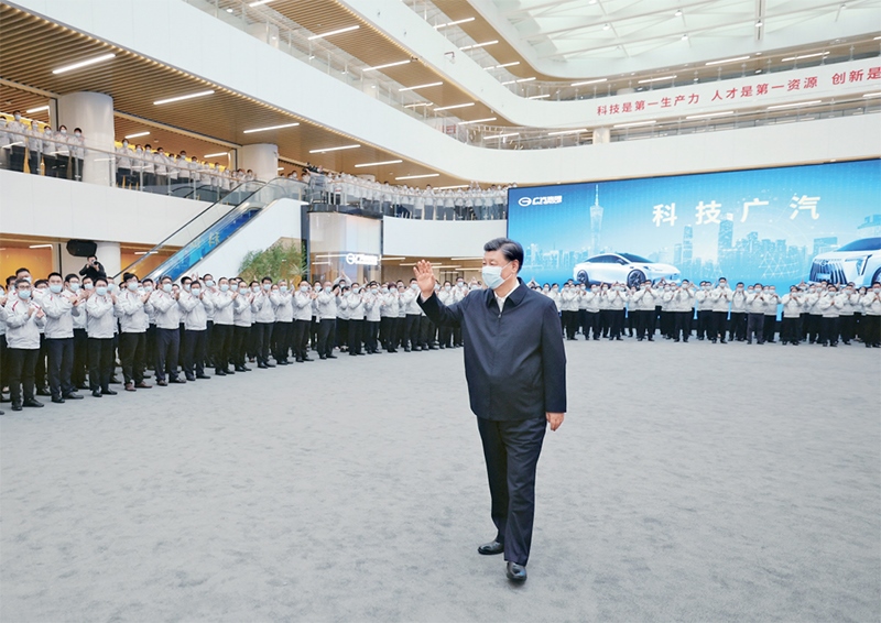 2023年4月10日至13日，中共中央總書記、國家主席、中央軍委主席習(xí)近平在廣東考察。這是12日下午，習(xí)近平在廣汽研究院向職工們揮手致意。 新華社記者 鞠鵬/攝
