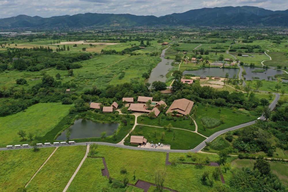 這是在浙江省杭州市余杭區(qū)拍攝的良渚古城遺址公園（2022年7月6日攝，無人機(jī)照片）。新華社記者 黃宗治 攝