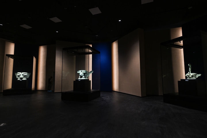 7月26日在三星堆博物館新館拍攝的展品。新華社記者 王曦 攝