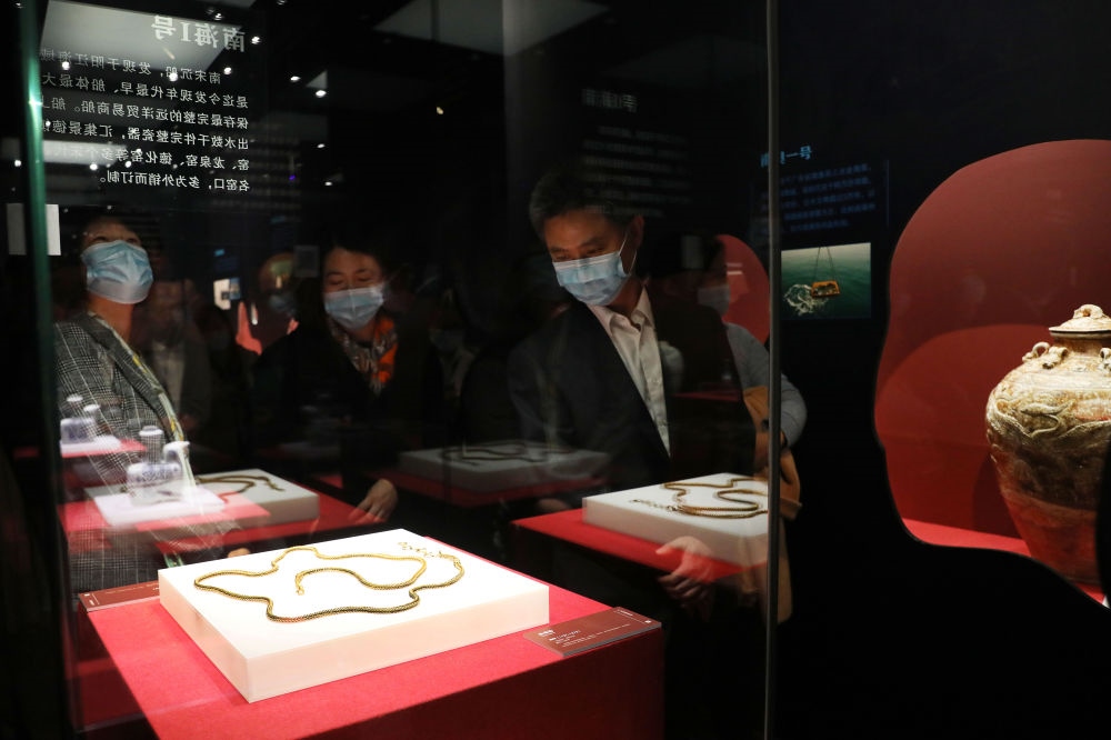 參觀者在上海臨港新城的中國航海博物館航海文物展上的“南海一號”出水的宋代金項(xiàng)飾展柜前駐足觀看（2020年12月28日攝）。新華社記者 方喆 攝