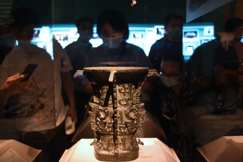 觀眾在北京中國國家博物館“宅茲中國——寶雞出土青銅器與金文精華”展上參觀西周早期禮器何尊（2020年8月14日攝）。新華社記者 金良快 攝
