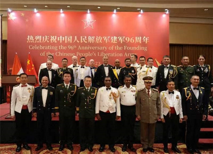 圖為徐勝武官與參加招待會(huì)的各國武官、武官處代表合影。中國駐印度尼西亞使館供圖