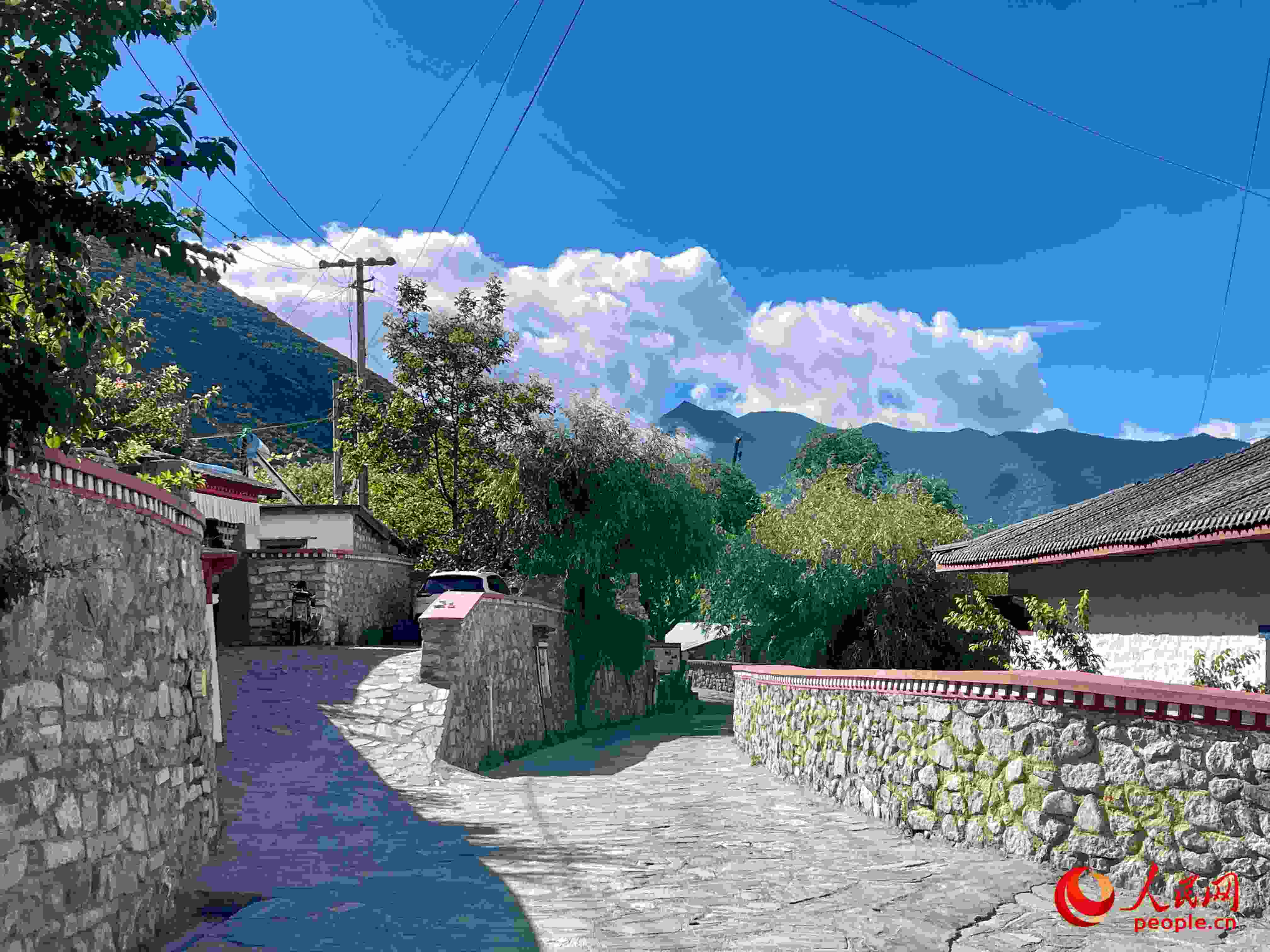 嘎拉村的村貌。人民網(wǎng) 周靜圓攝