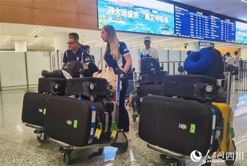 圖為取完行李的巴西代表團(tuán)成員。人民網(wǎng)記者 王洪江攝