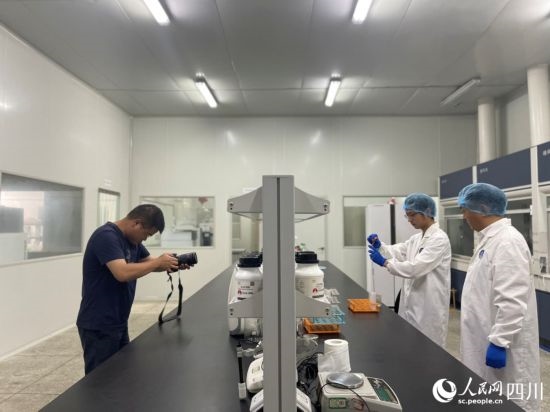 記者在位于成都市大邑縣的海光食品有限公司進(jìn)行采訪。人民網(wǎng)記者 何旭攝