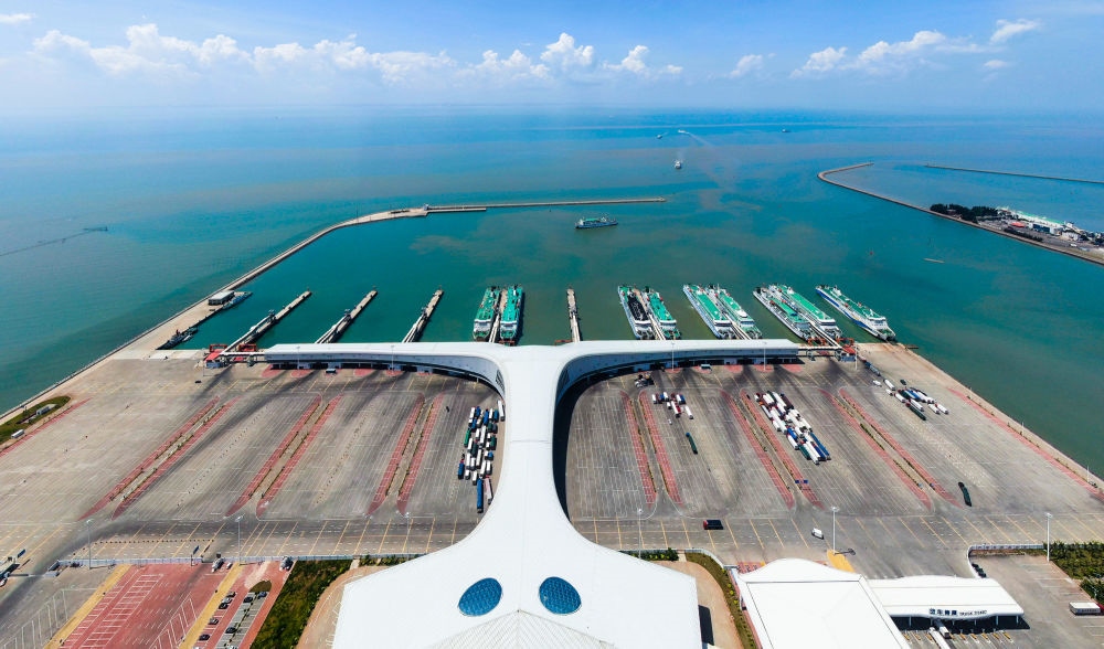 廣東省湛江市徐聞港風(fēng)光（2023年5月26日攝，無(wú)人機(jī)照片）。徐聞港是瓊州海峽北岸最主要的客貨運(yùn)輸港口，是連接粵港澳大灣區(qū)與海南自由貿(mào)易港的重要港口。新華社記者 鄧華 攝