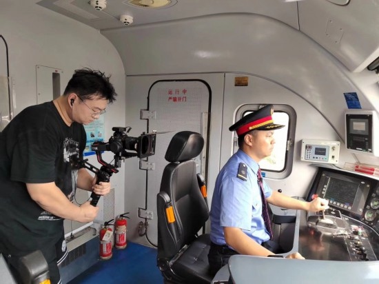 記者采訪中歐班列（成都）首發(fā)司機(jī)仲俊斕。成都機(jī)務(wù)段供圖