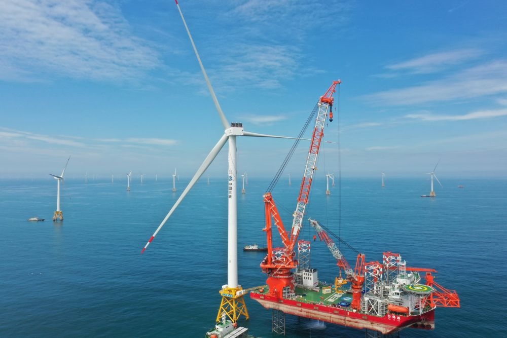 2023年6月28日拍攝的全球首臺(tái)16兆瓦海上風(fēng)電機(jī)組吊裝現(xiàn)場(chǎng)（無(wú)人機(jī)照片）。新華社記者 林善傳 攝