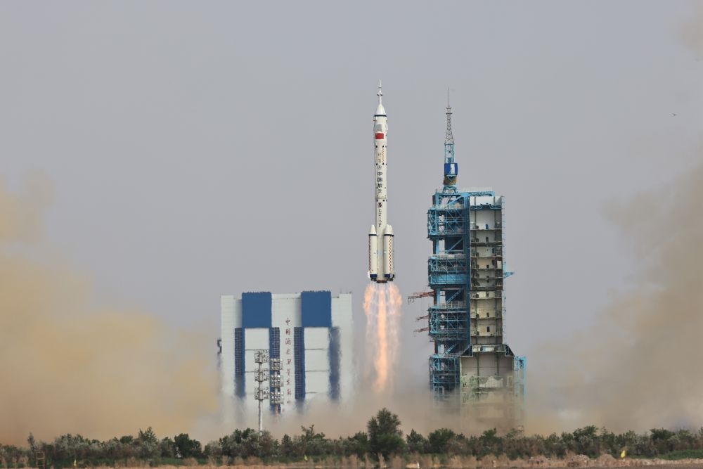 2023年5月30日，搭載神舟十六號(hào)載人飛船的長(zhǎng)征二號(hào)F遙十六運(yùn)載火箭在酒泉衛(wèi)星發(fā)射中心點(diǎn)火發(fā)射。新華社記者 李剛 攝