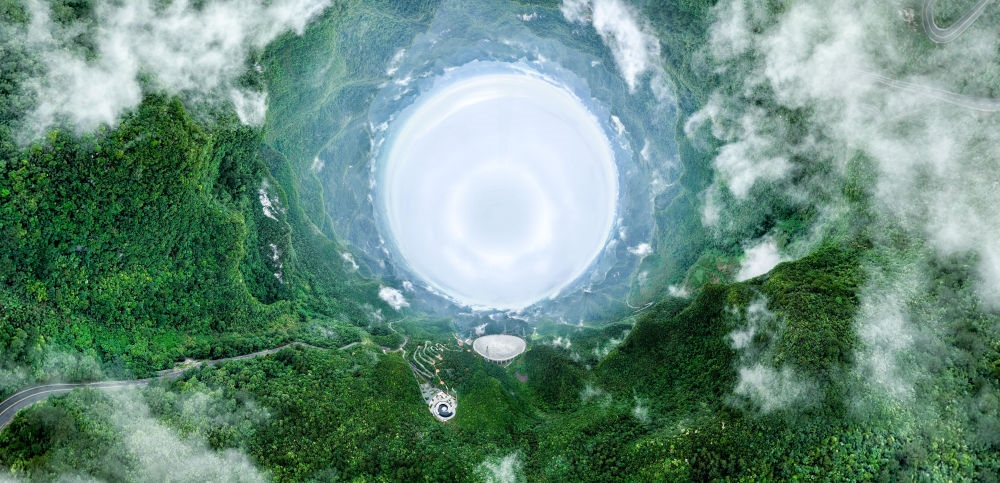 6月22日拍攝的“中國天眼”全景（維護保養(yǎng)期間拍攝，無人機全景拼接照片）。新華社記者 歐東衢 攝