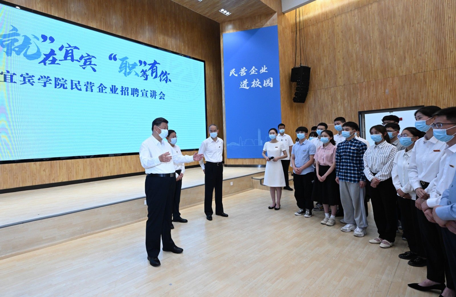 2022年6月8日，習(xí)近平總書記在四川考察。這是8日下午，總書記在宜賓學(xué)院考察時，向正在參加企業(yè)招聘宣講會的教師、學(xué)生、企業(yè)負(fù)責(zé)人了解企業(yè)招工需求和畢業(yè)生簽約率等情況。