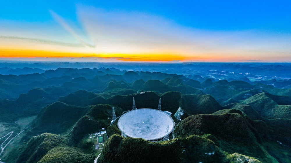 2022年7月21日，霞光中的“中國天眼”（維護保養(yǎng)期間拍攝）。新華社記者 歐東衢 攝