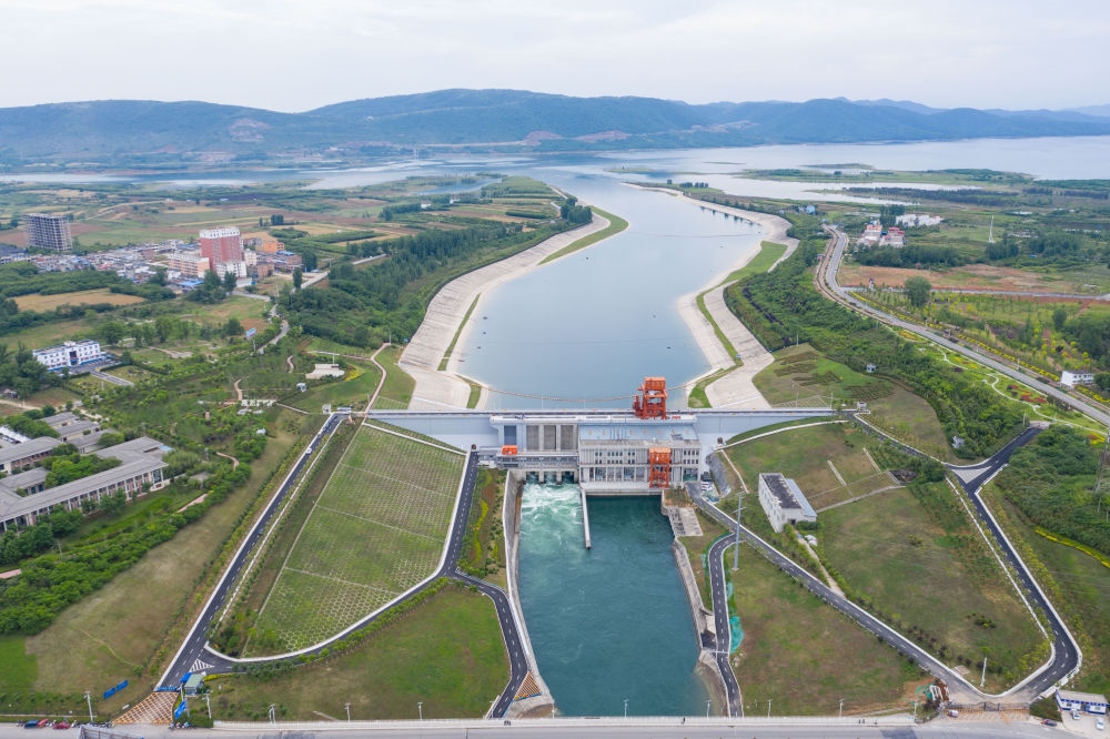 這是2021年5月20日在河南省南陽市淅川縣拍攝的南水北調(diào)中線工程陶岔渠首（無人機照片）。新華社記者 才揚 攝