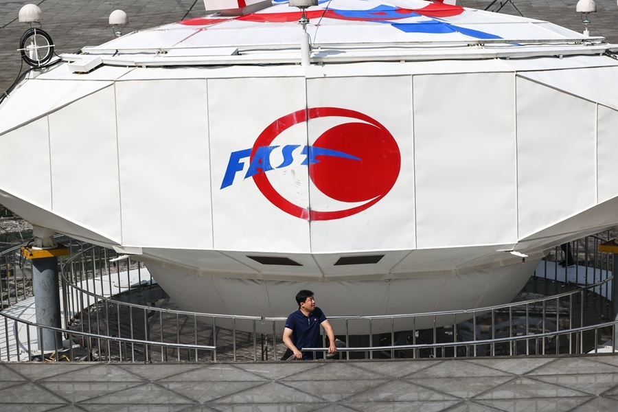 2022年8月25日，F(xiàn)AST運行和發(fā)展中心常務(wù)副主任、總工程師姜鵬在饋源艙前（維護保養(yǎng)期間拍攝）。新華社記者 歐東衢 攝