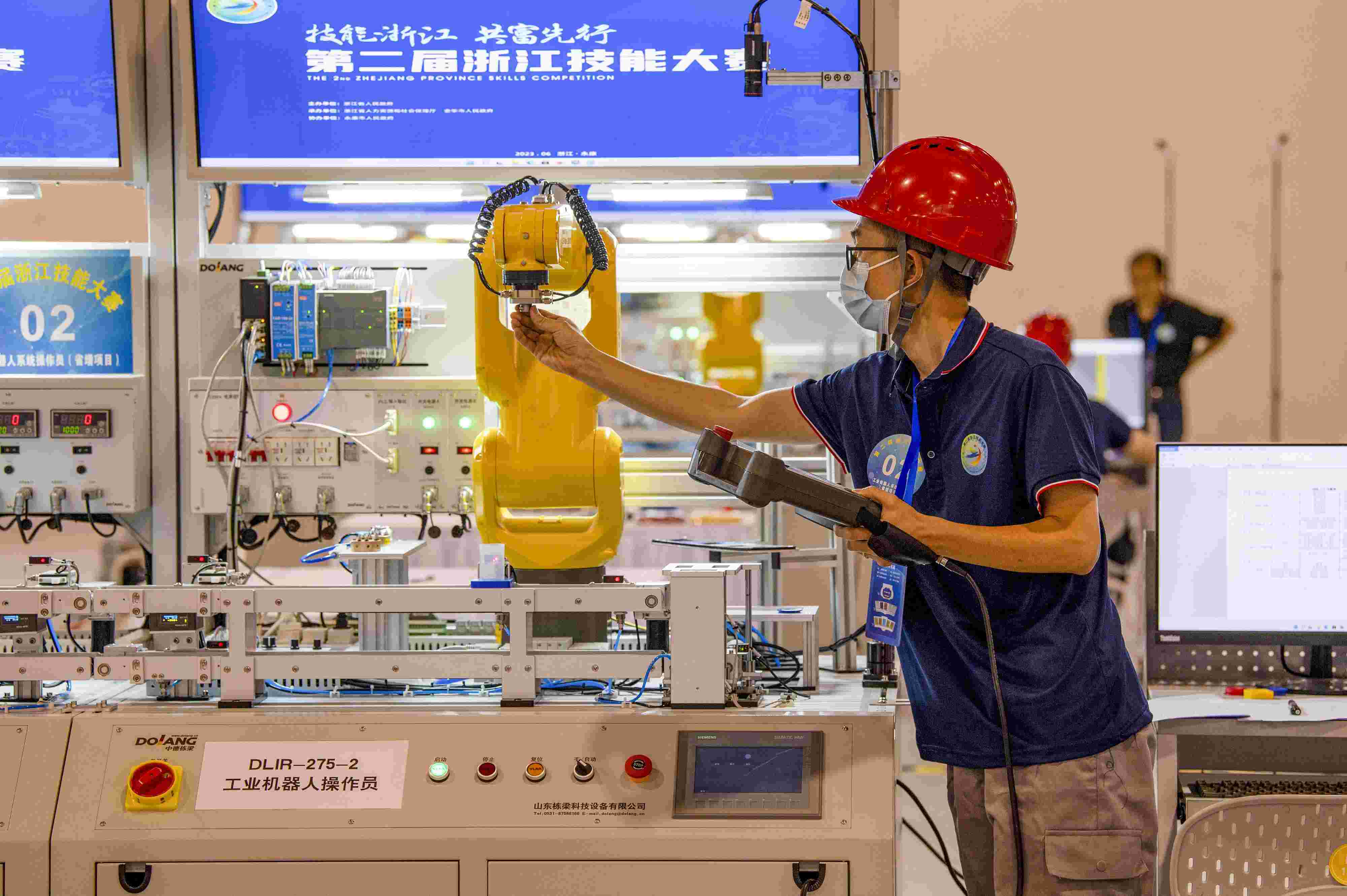 2023年6月19日，第二屆浙江技能大賽在永康市國際會展中心舉行。參賽選手在進(jìn)行工業(yè)機(jī)器人系統(tǒng)操作員項目比賽。