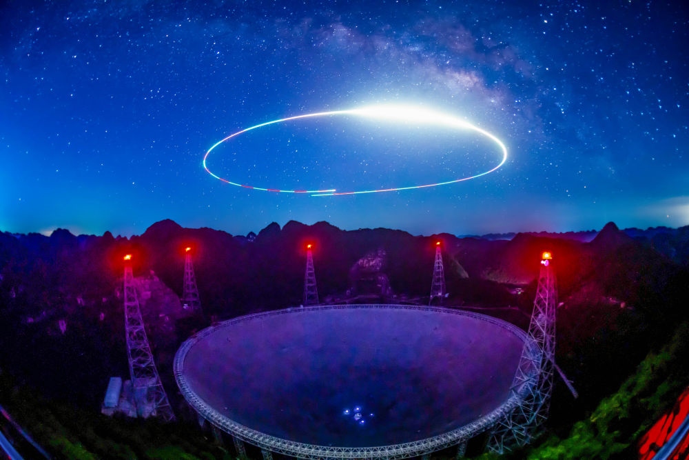 2022年7月24日拍攝的“中國天眼”夜景（維護保養(yǎng)期間拍攝，無人機光繪）。新華社記者 歐東衢 攝