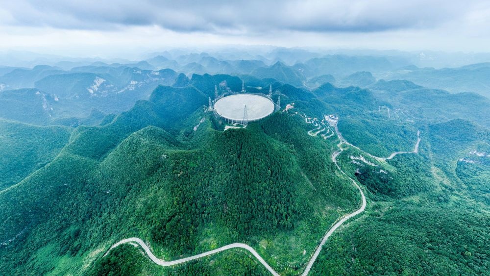 7月26日拍攝的“中國天眼”全景（維護保養(yǎng)期間拍攝）。新華社記者 歐東衢 攝