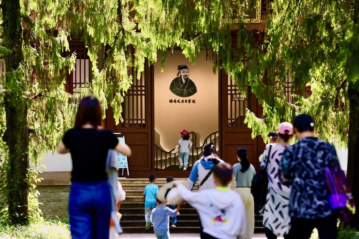 游客參觀位于福建武夷山朱熹園的武夷精舍（2022年6月6日攝）。新華社記者 姜克紅 攝