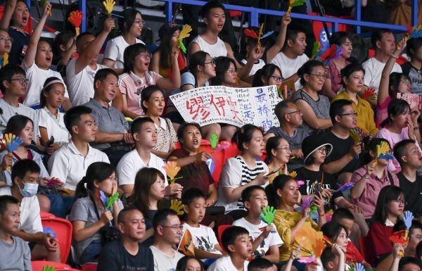 7月31日，觀眾在比賽中為中國隊吶喊助威。當日，在成都舉行的第31屆世界大學生運動會排球女子預賽B組比賽中，中國隊以3:0戰(zhàn)勝阿根廷隊。新華社記者 陳澤國 攝