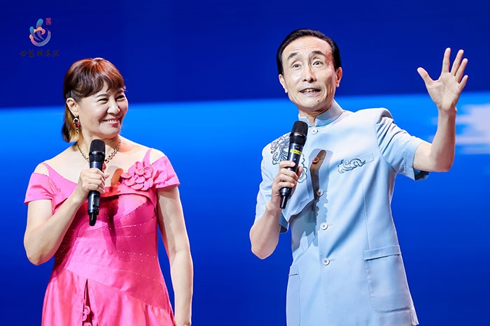 小品表演藝術家鞏漢林、金珠在演出現(xiàn)場。主辦方供圖