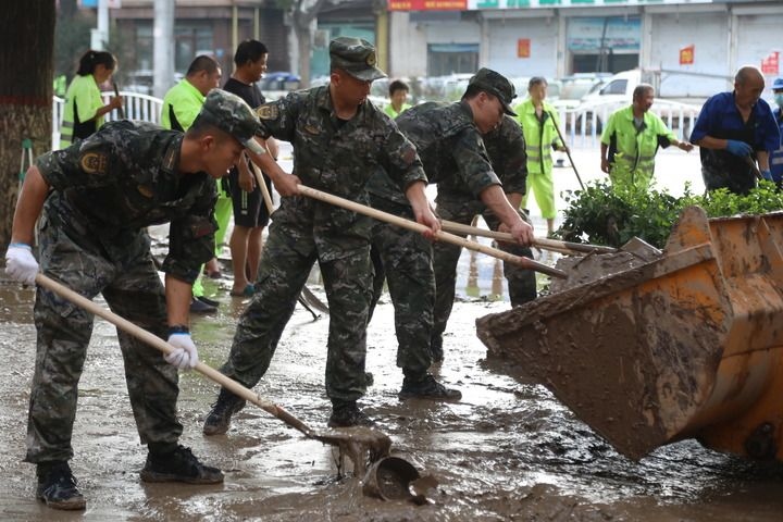 武警河北總隊保定支隊官兵在涿州市城西107國道沿線清理淤泥（8月5日攝）。新華社發(fā)（王紅強(qiáng) 攝）