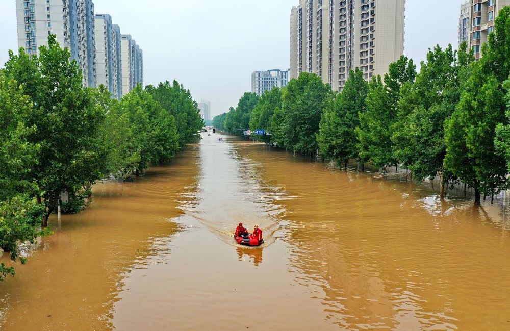 救援人員在河北省涿州市市區(qū)乘坐沖鋒舟前去轉(zhuǎn)移受災(zāi)群眾（8月2日攝，無人機(jī)照片）。新華社記者 牟宇 攝
