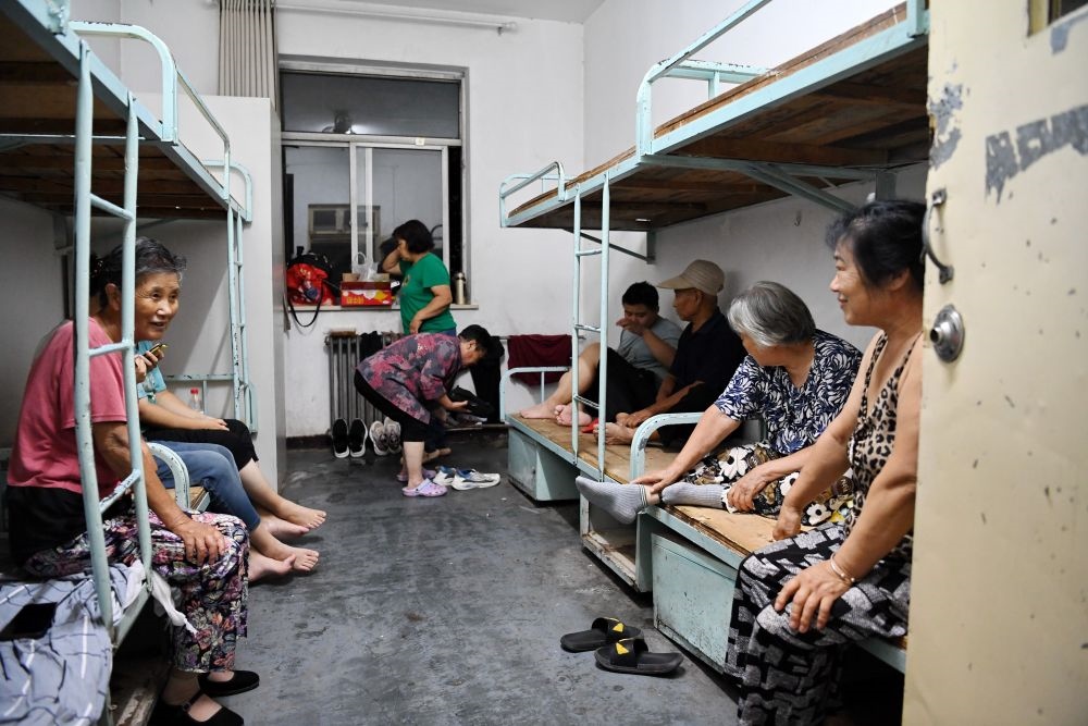 群眾在河北省涿州市職教中心安置點(diǎn)內(nèi)休息（8月1日攝）。新華社記者 牟宇 攝