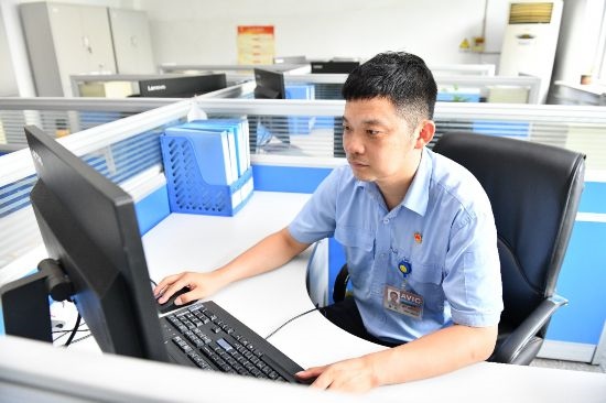 工作中的康凱。航空工業(yè)沈飛供圖
