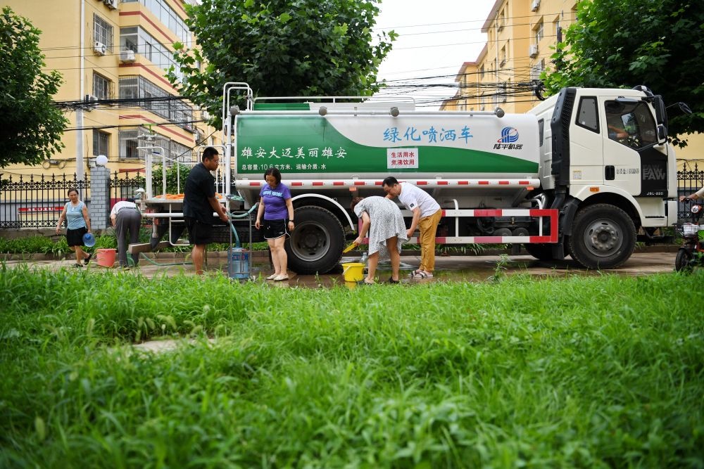 河北省涿州市新星小區(qū)居民從供水車?yán)锝铀?月4日攝）。新華社記者 牟宇 攝